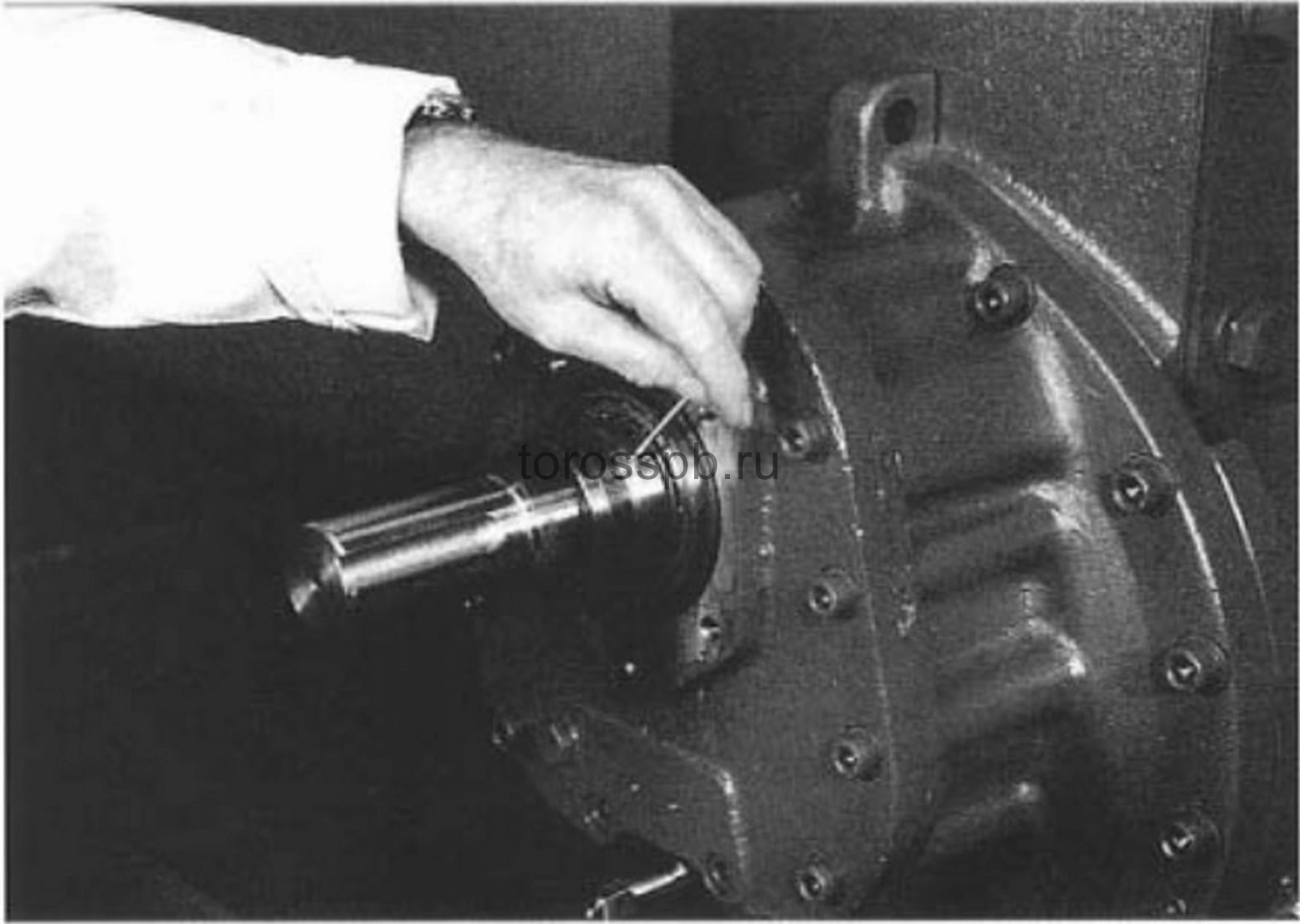 fig. 16. Shaft seal fastening screws